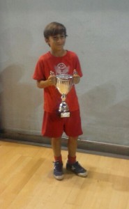 Entrega a Alberto Más con la copa de campeón